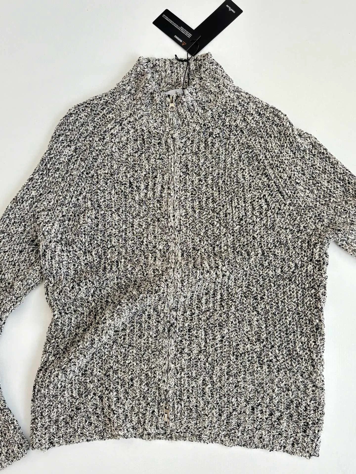 P650 Stone Island*/Stone Island Coral patchwork knitted sweater jacket Customized dyeing of original yarn has become popular in Xiaohongshu very early. Many Internet celebrity shops are doing it. The products they make can only be said to be unsightly. They are all made of ready-made yarn. This original version is made of 7 yarns of different colors and thicknesses that must be arranged to achieve the original effect. The customization cycle is very For a long time, the molded original version has the same ykk No. 5 special craftsmanship zipper, using an old-fashioned 9-needle thick-thread wool loom (due to low efficiency and high waste, factories pursuing efficiency have abandoned it, and only some big brands still use it). The strongest armband on the entire network, all detailed identification points restore the original inspection level! All Stone Island armbands must have three yellow lines, anything without them is fake! The models before 2021 had four yellow lines, and after 21fw, they all had three. We restored them perfectly.  Size：S/M/L/XL